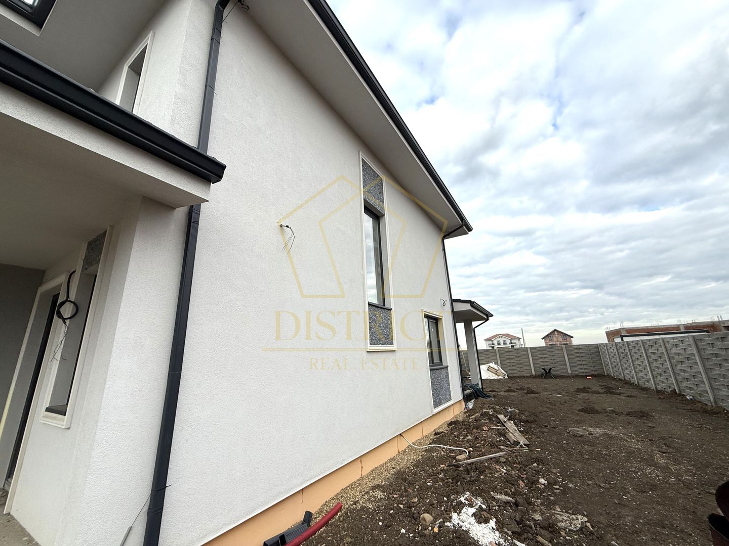 Duplex cu bucatarie inchisa si 4 camere | Sacalaz - Poză 12