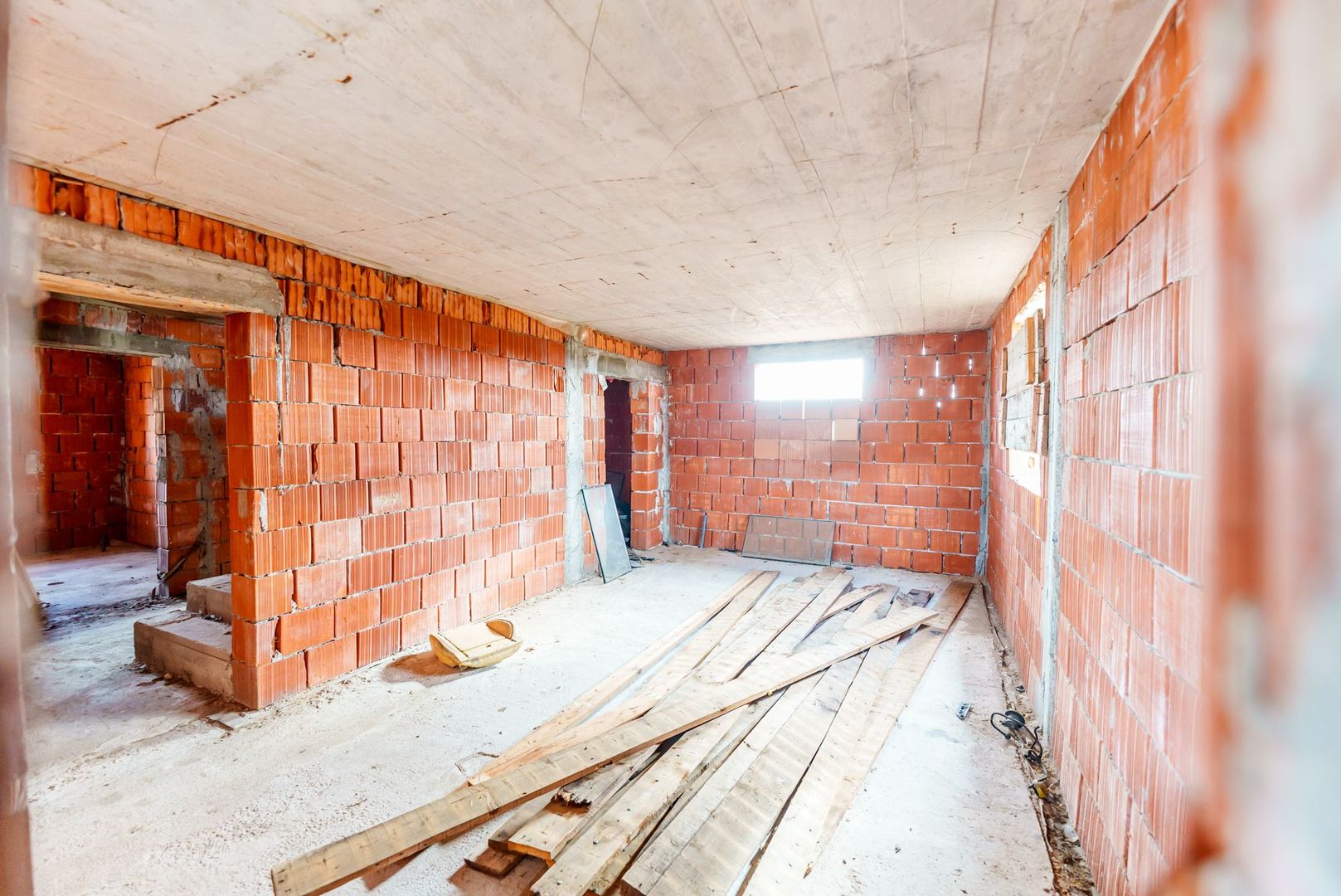 Casă la roșu cu teren Beliu - Poză 8