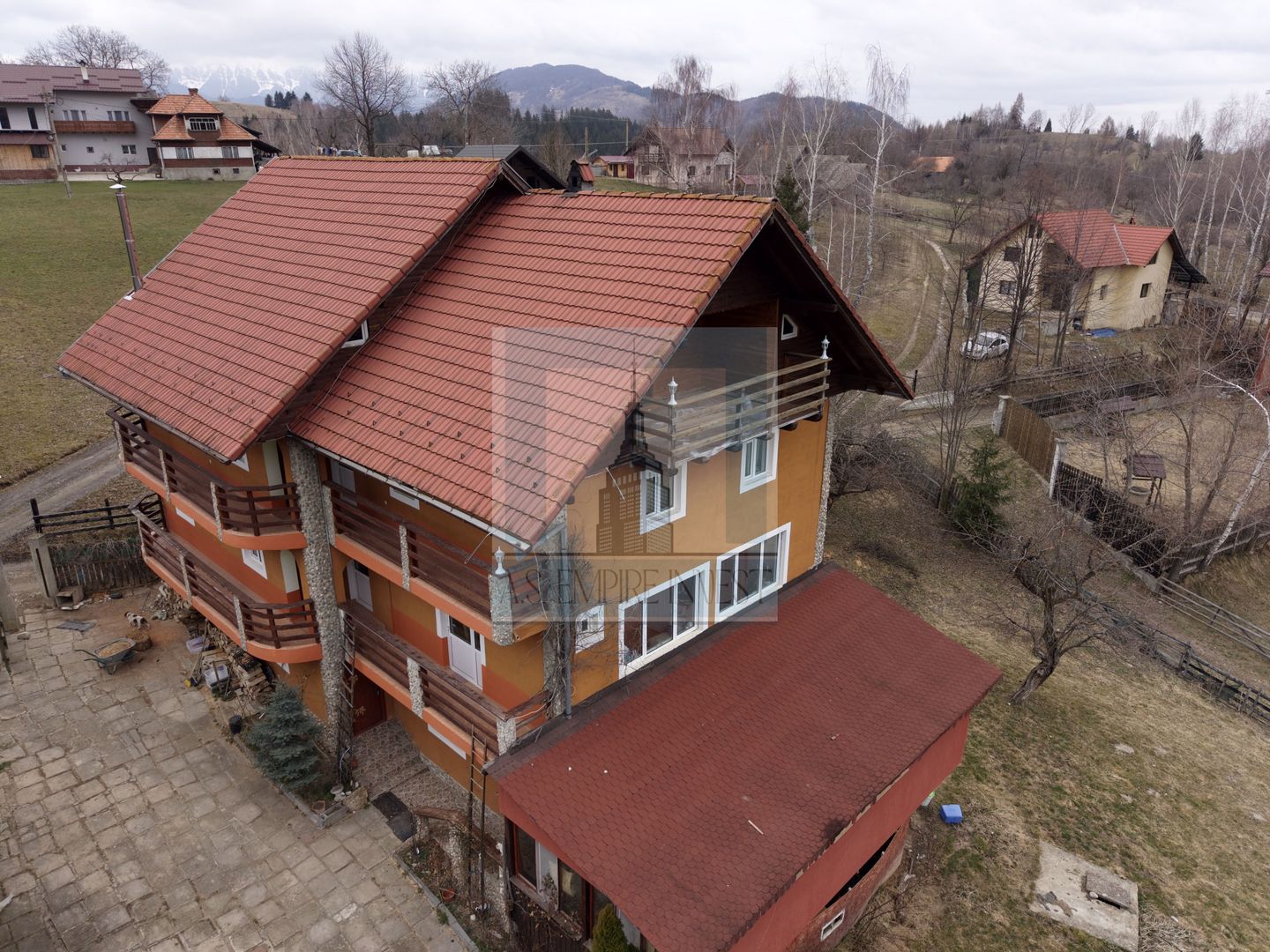 Pensiune 17 camere - zona Bran - Poză 1