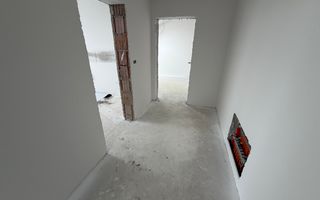 Decomandat. Zona Buziasului. Parcare in curte. - Poză 13