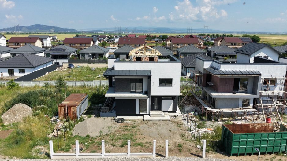 VILĂ CU DESIGN MODERN ȘI PRIVELIȘTE SPECTACULOASĂ CĂTRE MUNȚI - Poză 1