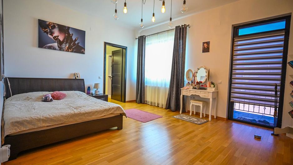 Somptuozitate in stil modern, 2 garaje, 3 terase, totul pe 1.000 mp teren - Poză 10