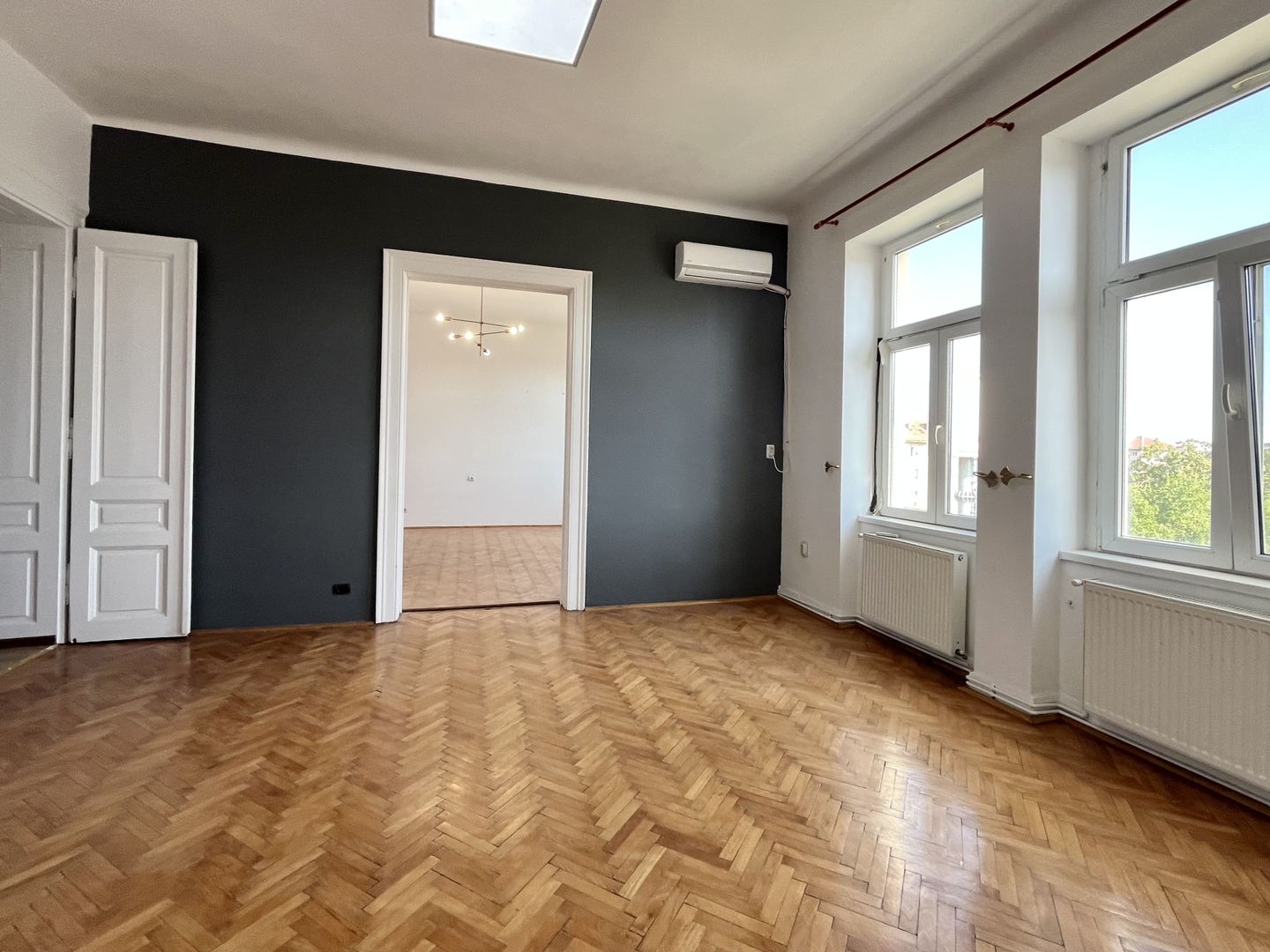 Un apartament spațios cu  2 camere, in , zona Centrala - Take Ionescu - Poză 2