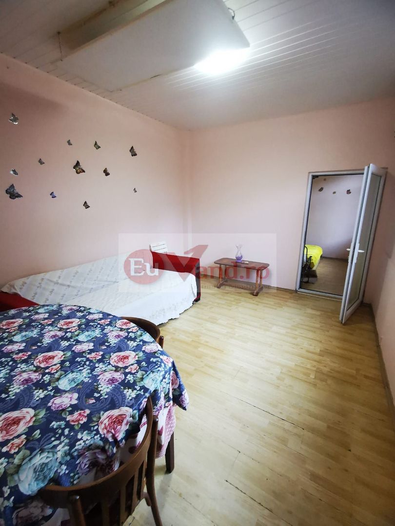 De inchiriat casa cu 2 camere, strada Romana, 300 euro - Poză 2