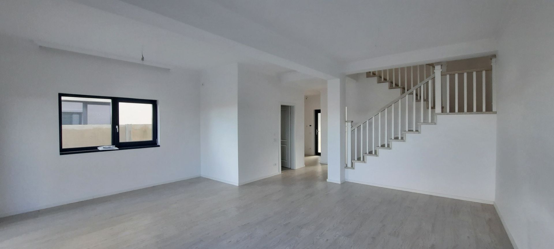 Duplex frumos cu arhitectura mediteraneana - Poză 2