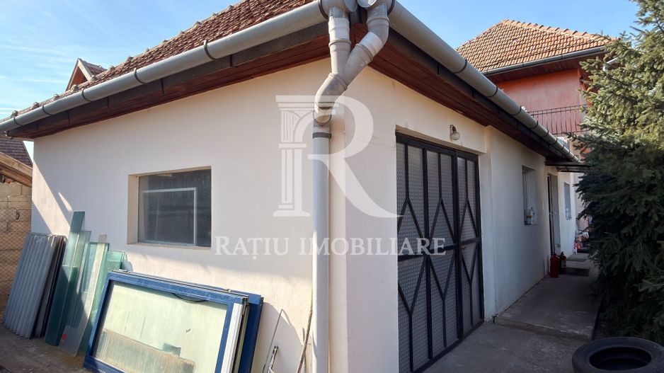 Casă cu spațiu comercial | Curte | Garaj | Parcare | Nojorid - Poză 5