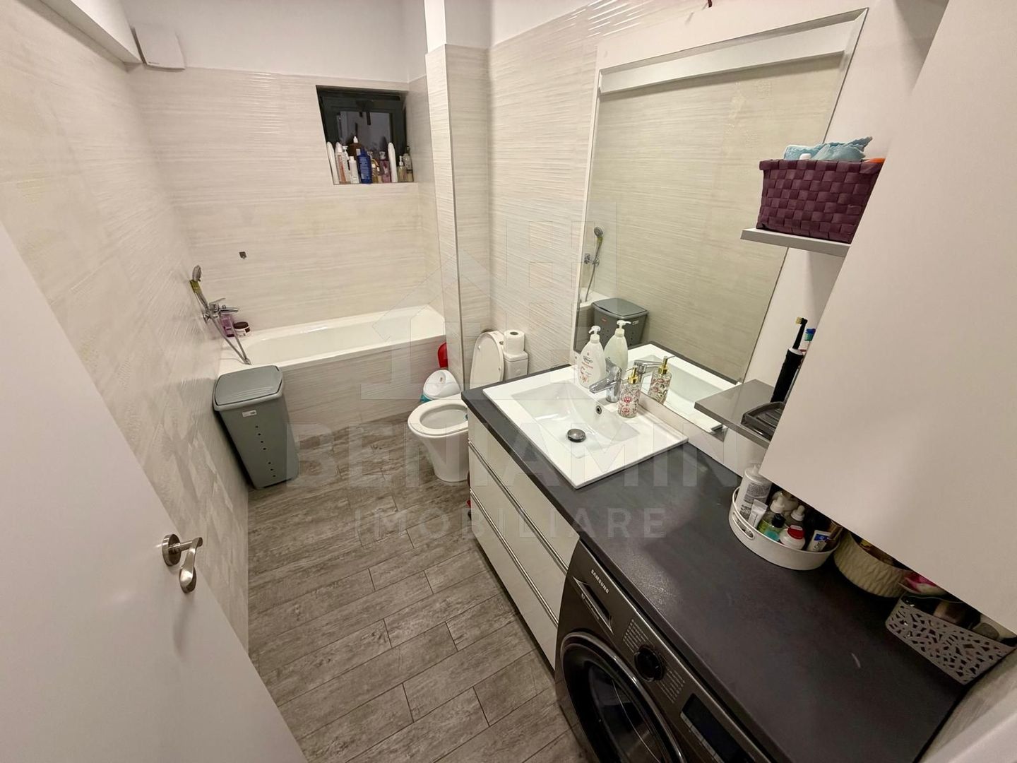Apartament decomandat deosebit 3 camere 2 bai bloc 2020 cu parcare - Poză 9