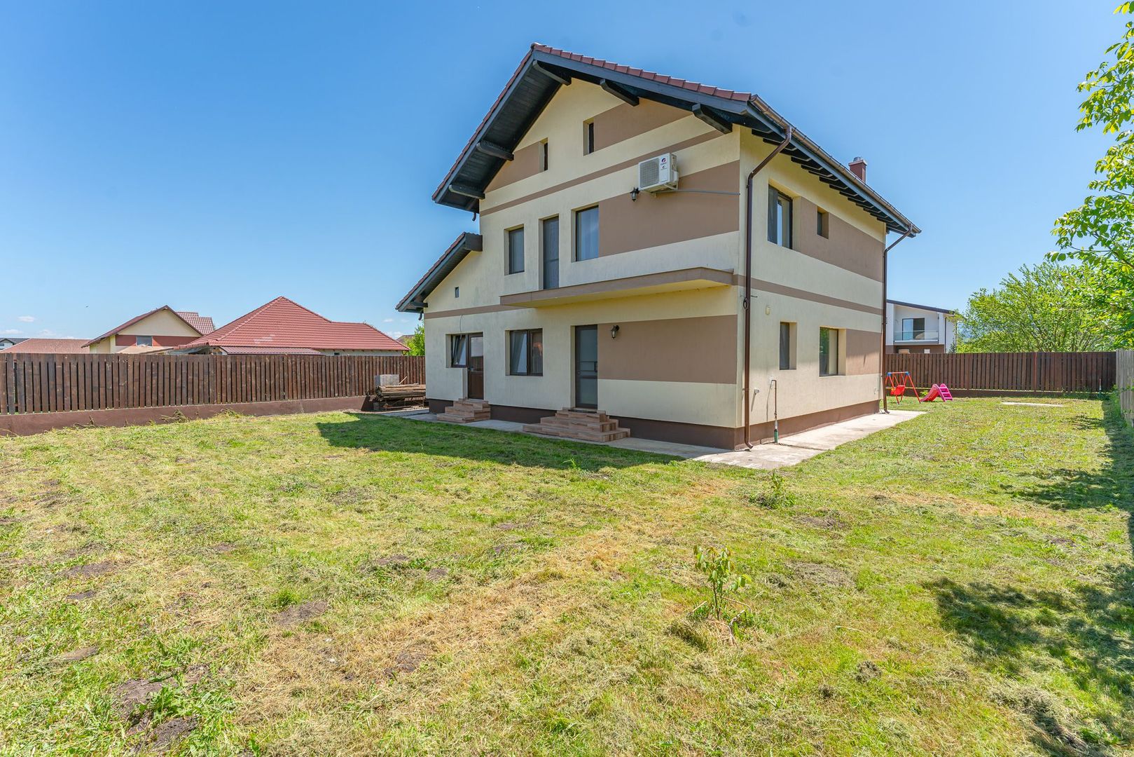 Casa individuala cu 5 camere si garaj in Stupini - Poză 1