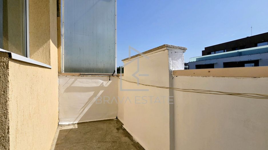 Apartament 3 camere, 2 bai, balcon, zona UMF - Poză 9