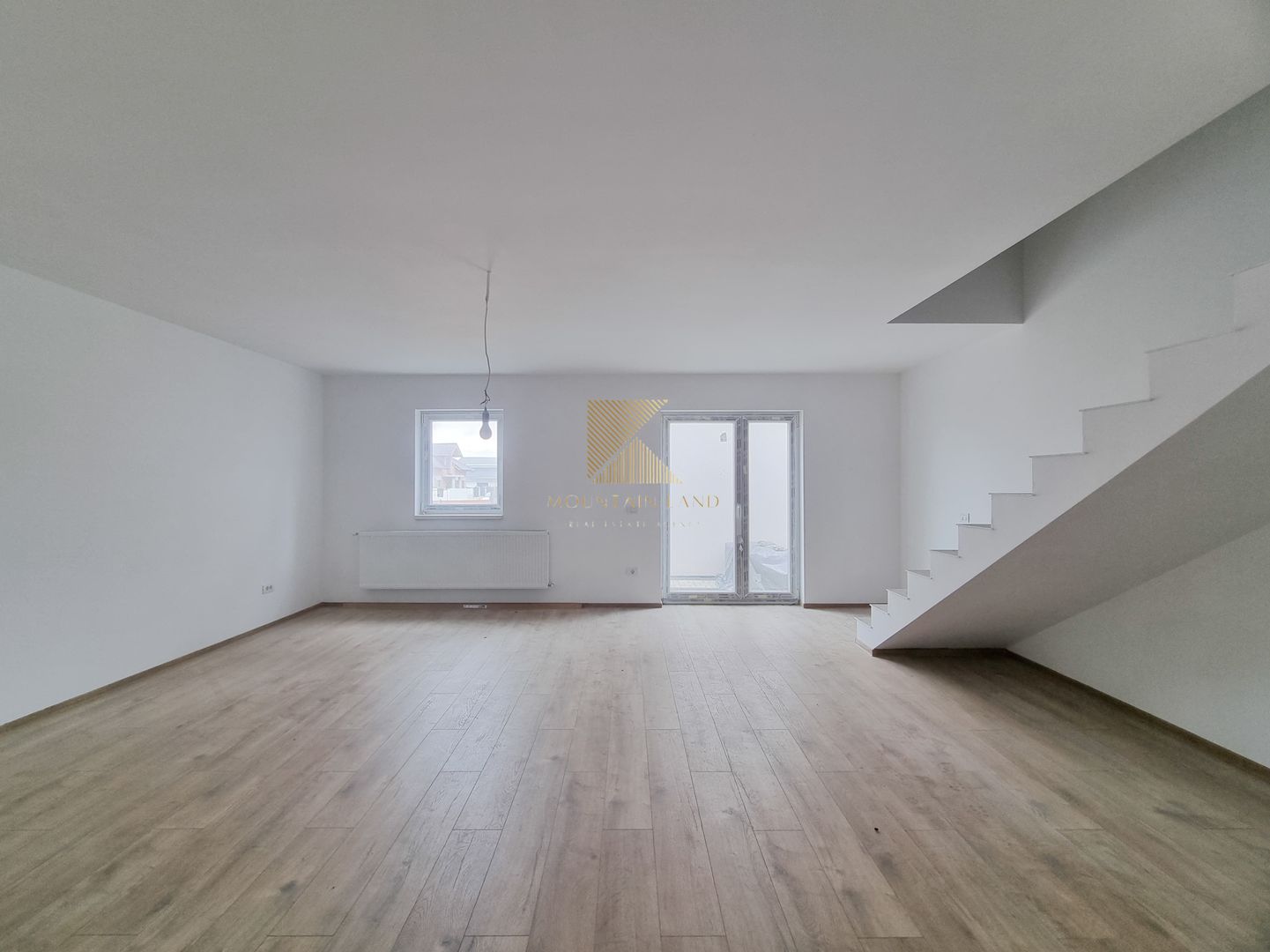 Casă însiruită cu 4 camere și curte proprie – Cartier Izvor, Str. Salc - Poză 1