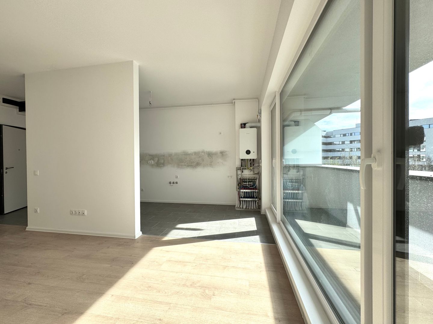 3 camere. Dormitor matrimonial cu baie en-suite. 83 mp Utili. - Poză 3
