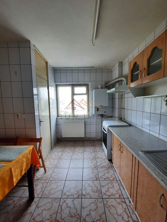 Apartament 3 camere, decomandat, ultracentral, perioada lunga, Campina - Poză 2
