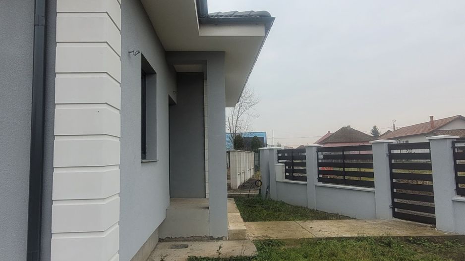 Casă de vânzare,luminoasă,ṣi bine compartimentată- orientare excelentă - Poză 3