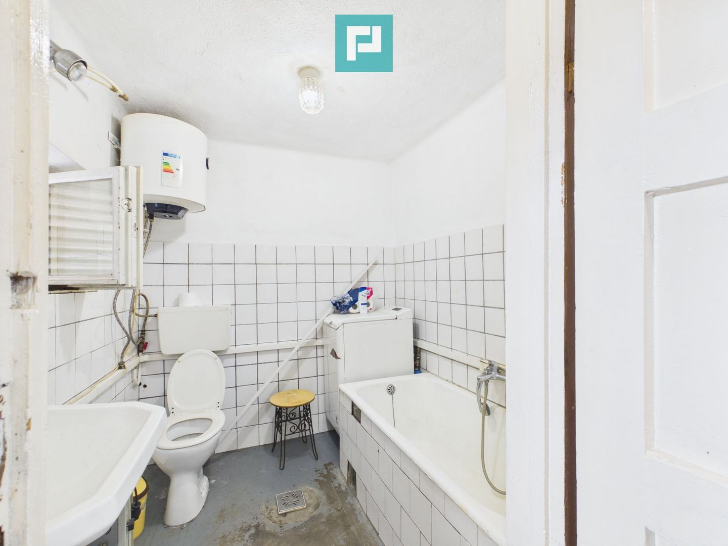 Casa în Cuvin la poalele dealului - Poză 7