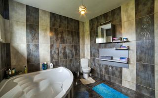Casa complet mobilata 5 camere 3 bai curte generoasa - Poză 34