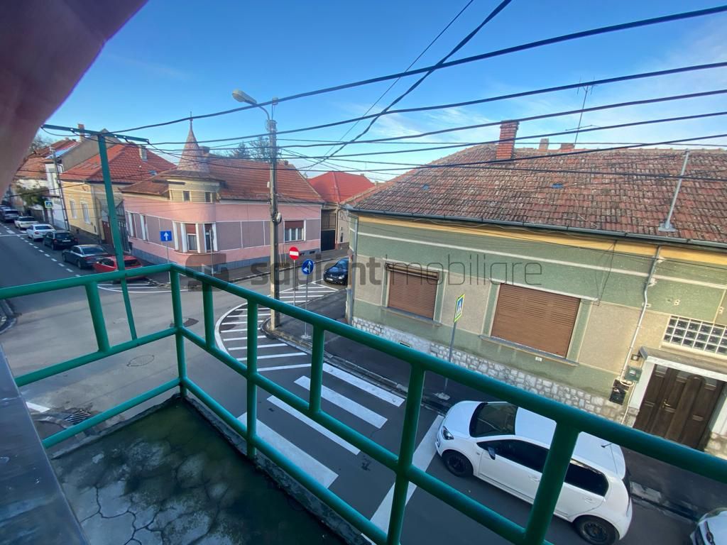 Apartament la casa situat in zona centrala - Poză 2