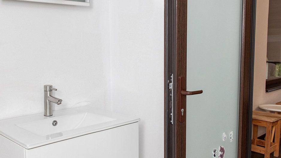 Vilă cu 5 dormitoare, 4 băi, 2 248mp teren, piscină. Preț: 229 000 Eur - Poză 25