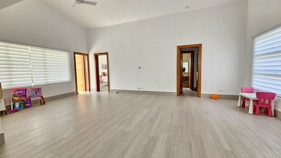 Vilă modernă de lux cu piscină privată - Poză 11