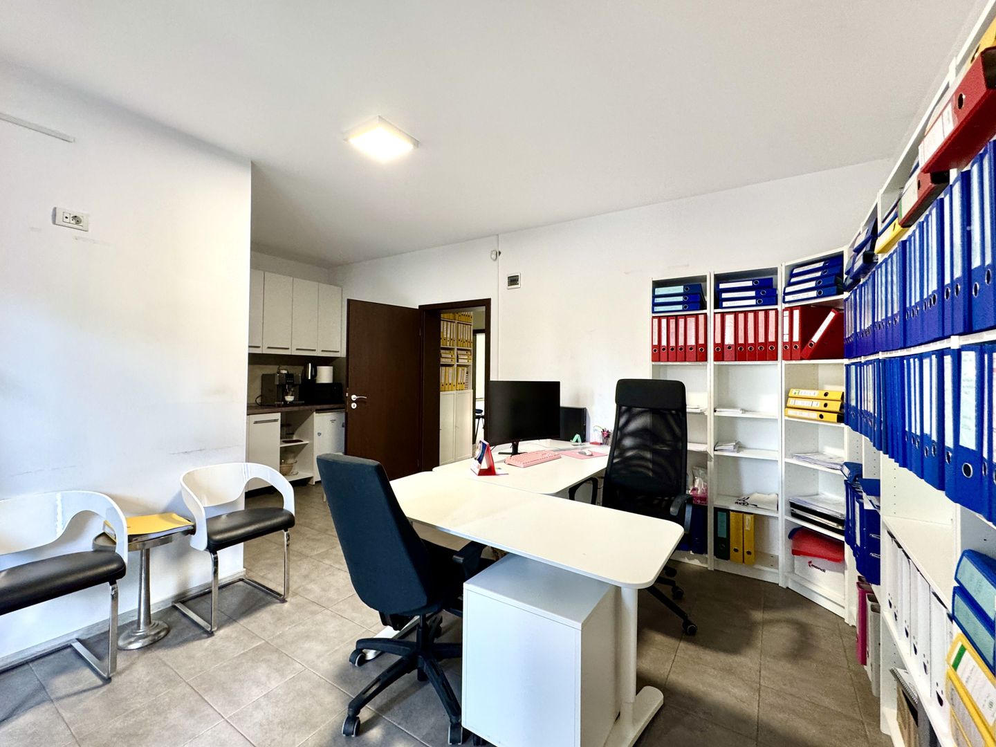 Spațiu de birou complet echipat – 115 mp, 3 birouri, 3 grupuri sanitar - Poză 17