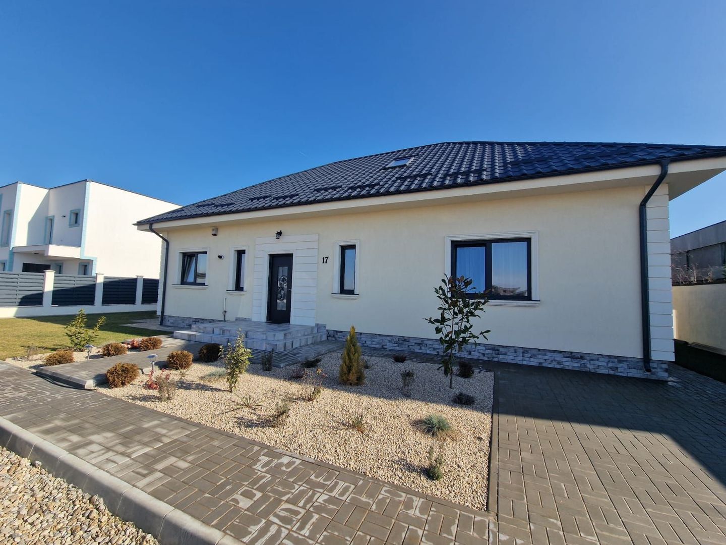 Casă complet mobilată și utilată, cu grădină amenajată | teren 500 mp - Poză 2