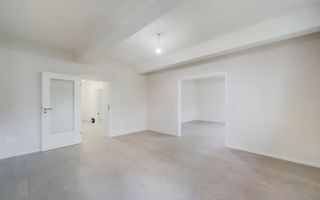 Apartament central 4 camere, foarte generos - Poză 1