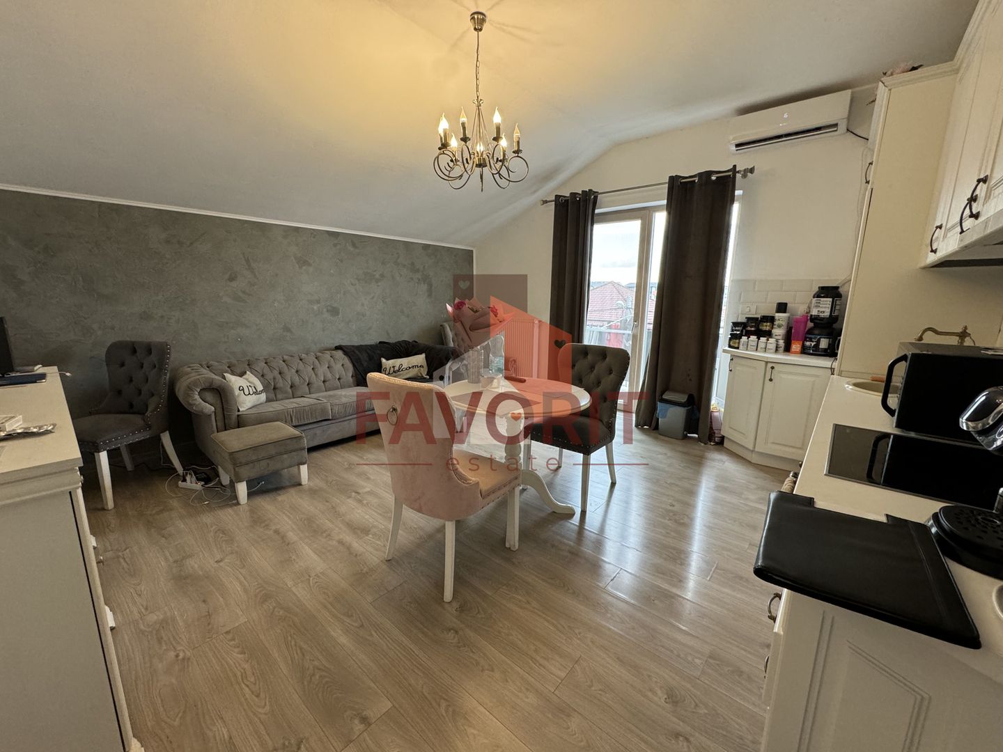 Mobilat si utilat. Pozitie excelenta. Villa construita in 2017 - Poză 1