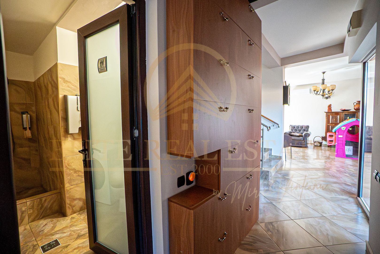 Casa De Vanzare in Palazu Mare - Teren de 455 mp cu Piscina si Garaj - Poză 14