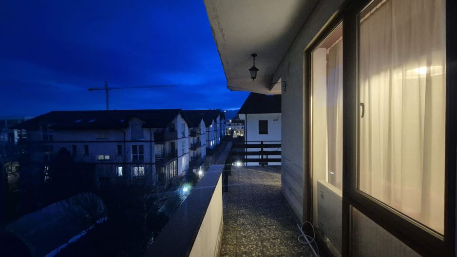 Bloc nou, sectiune mare, apartament 3 camere cu semineu, terasă mare si garaj - Poză 1