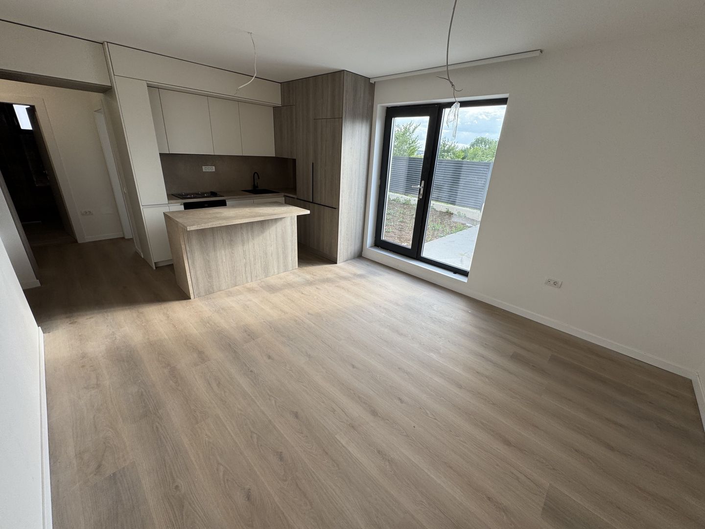 Apartament 3 camere si  CURTE mare, Otopeni 23 august - Poză 5