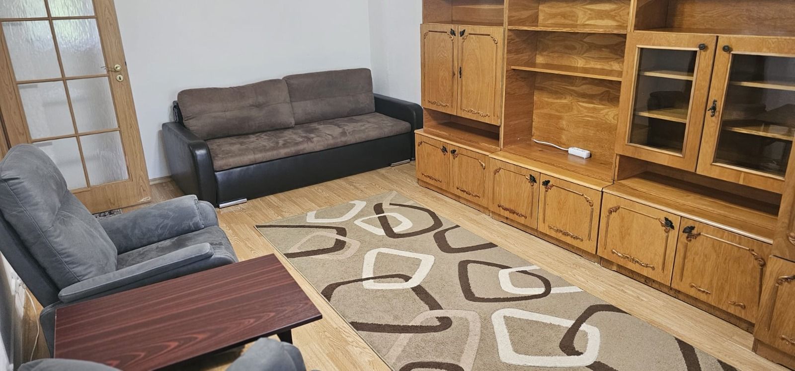 De inchiriat apartament cu 2 camere, etaj 4/4 Piata Centrala, 360 euro - Poză 1