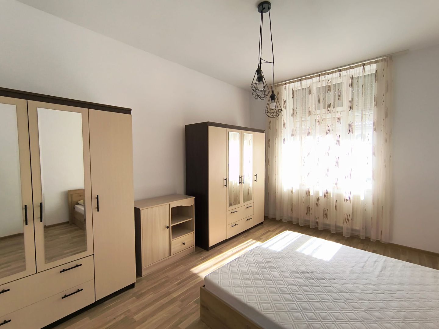 De închiriat: vilă renovată, Mihai Eminescu. 1 000 E/lună. Comision 0 - Poză 13