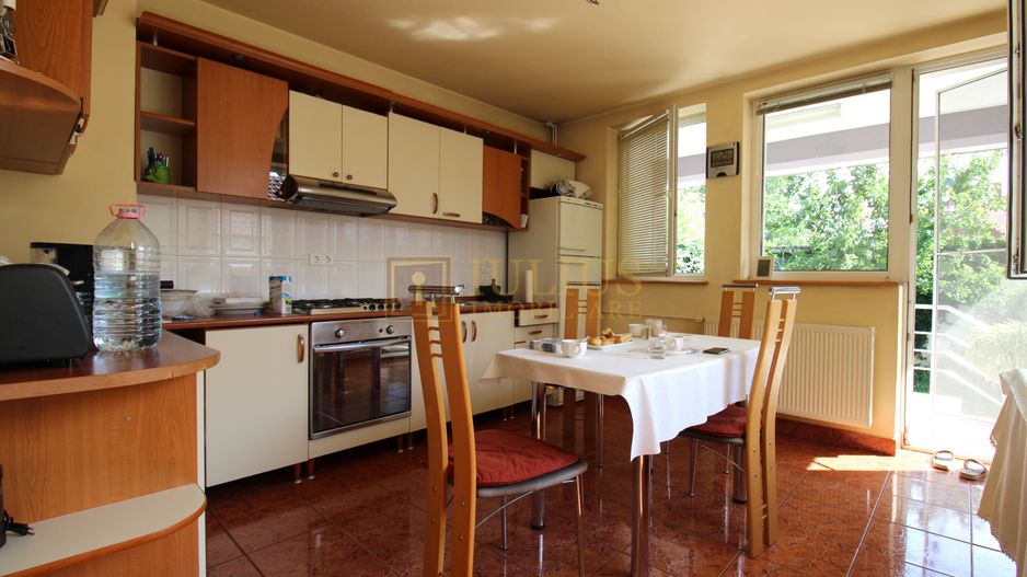 3 dormitoare, 3 bai, living spatios, 2 terase si curte. - Poză 8