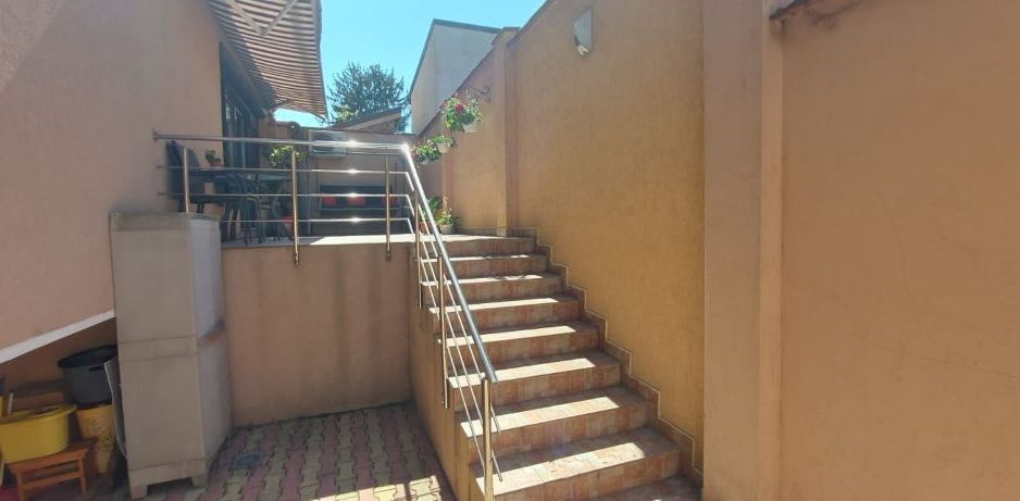 Apartament cu 3 camere pentru vanzare | curte 24 mp | Damaroaia - Poză 11