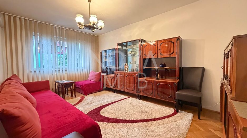 Apartament de inchiriat 3 camere etajul 4, cu lift,  Zona Vasile Aaron - Poză 1