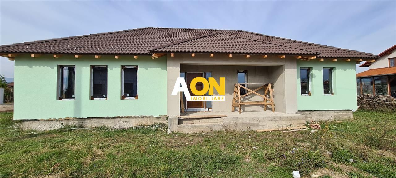 Casa la rosu cu toate utilitatile - Poză 1