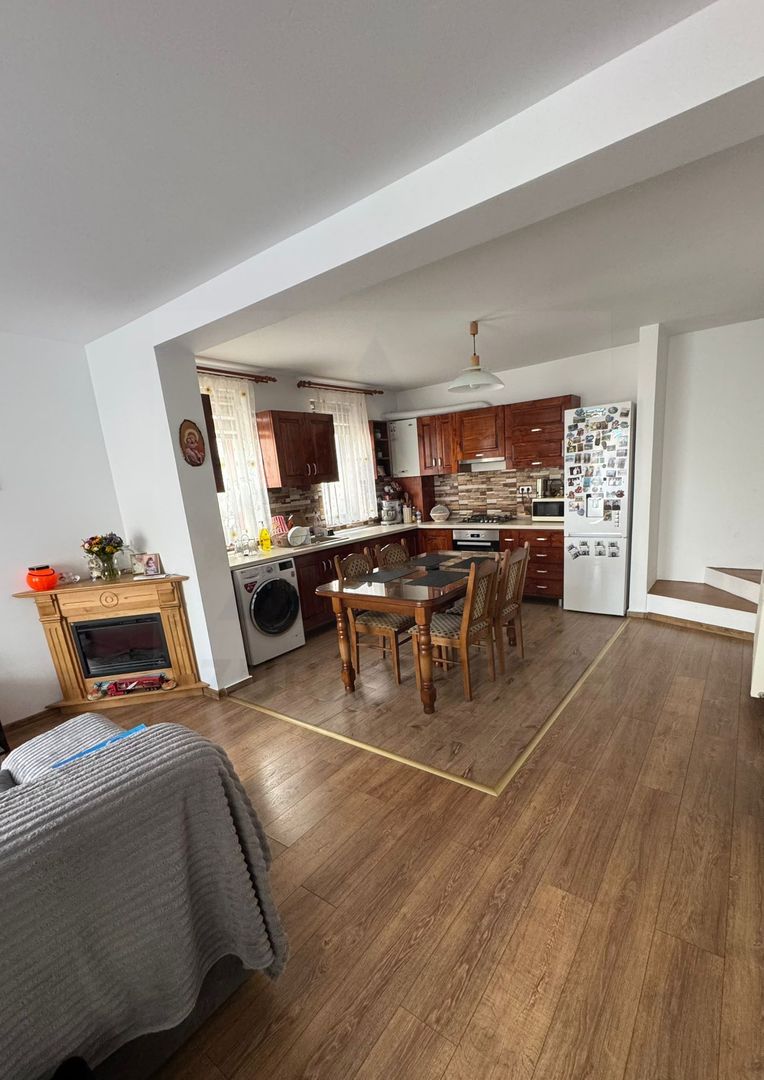 Casa 4 camere 2 bai balcon curte si 2 locuri parcare in Arhitectilor - Poză 3