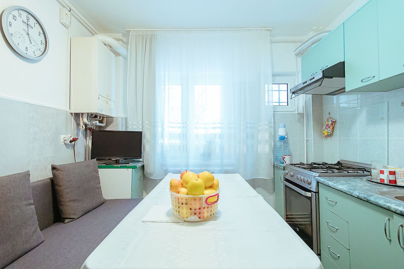 La poalele Tâmpei,  având în apropiere parc, magazine, stație autobuz - Poză 4