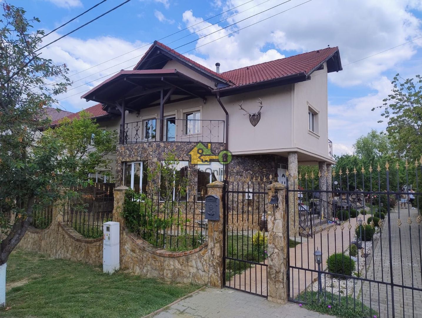 Vilă elegantă cu design luxos și grădină superb amenajată în Șag - Poză 2
