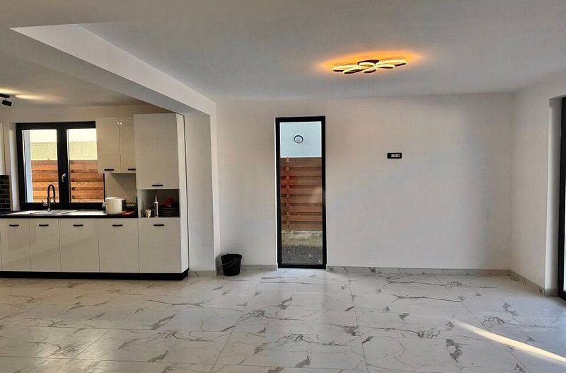 Vila cu bucatarie inclusa -otopeni central - Poză 3