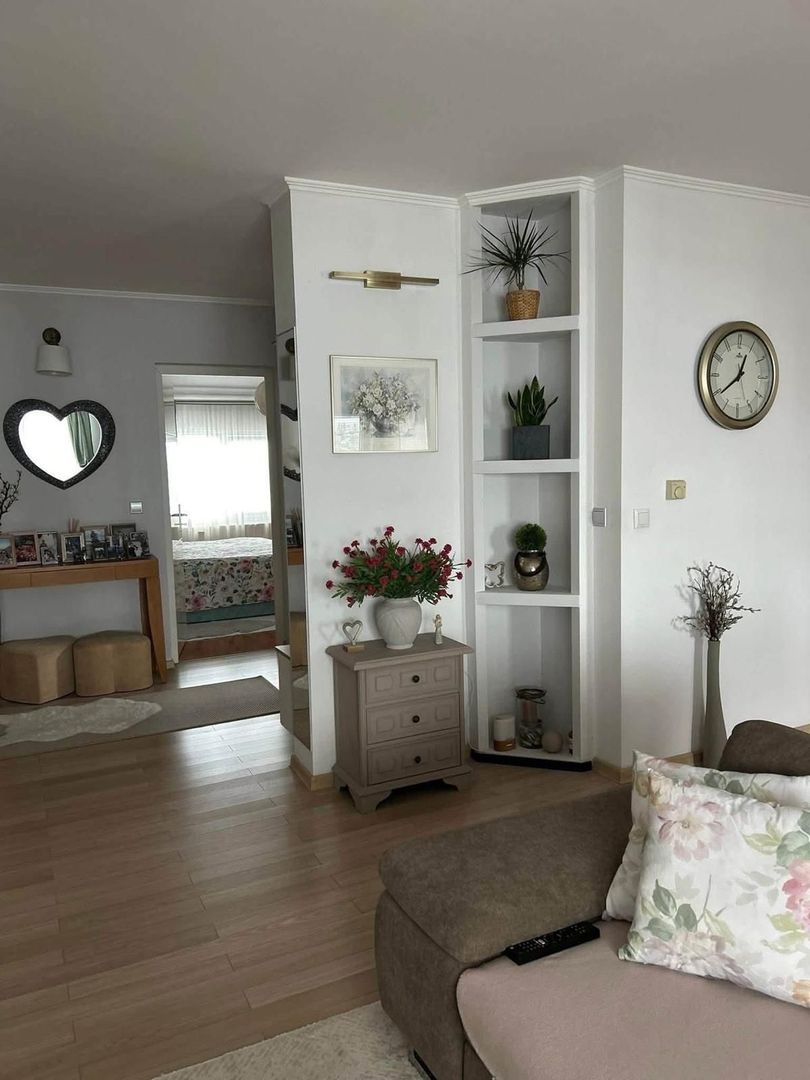 Vând apartament deosebit, situat într-o zonă semicentrală, liniștită și foarte plăcută, ideal pentru cei care își doresc confort și intimitate. - Poză 1