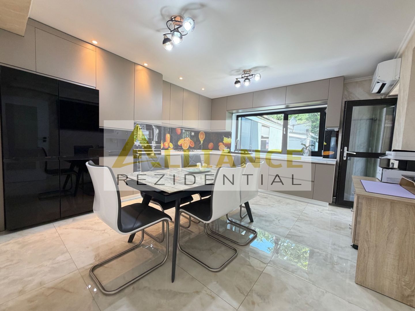Casa P+1+M cu teren de 650 mp, piscina si curte complet amenajata - Poză 19