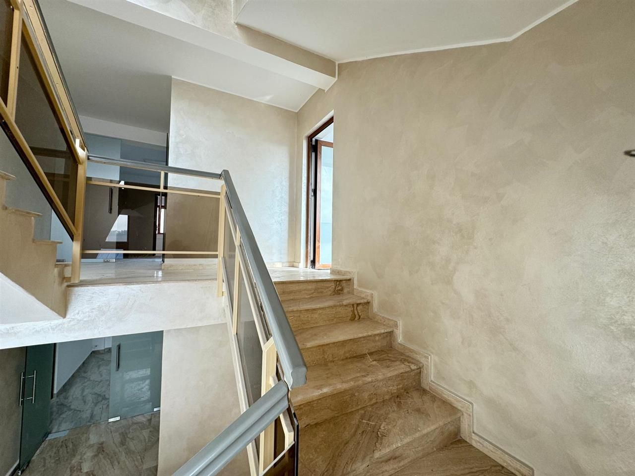Spatii comerciale moderne de inchiriat, in cladire recent renovata - Poză 19