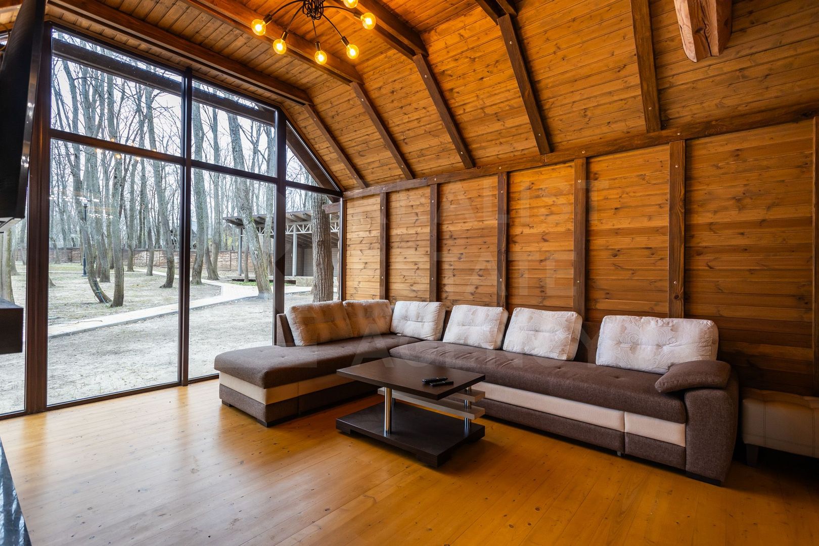 Chirie, casă, 3 nivele, 6 camere, Ialoveni - Poză 1