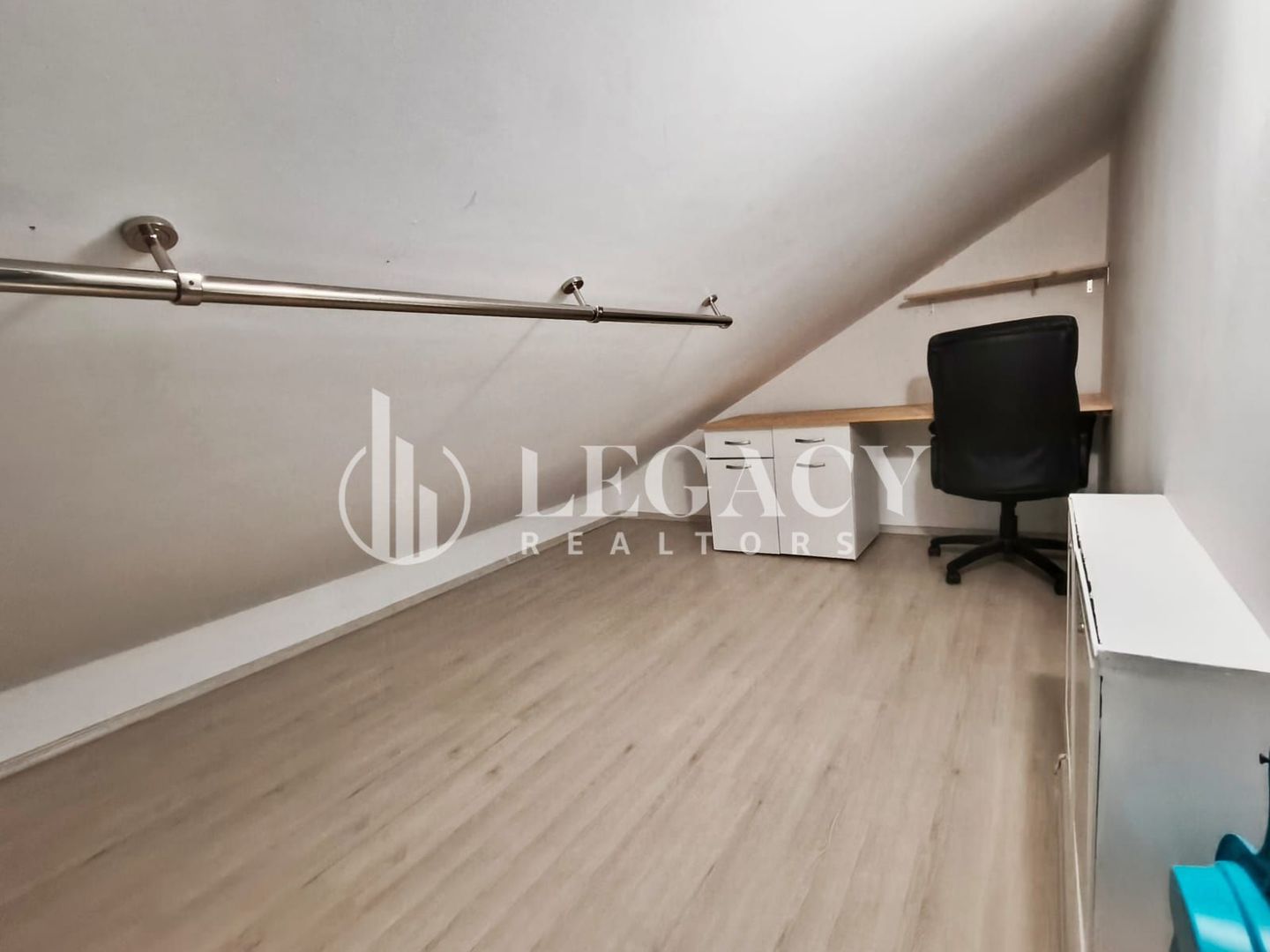 Locuință cochetă la mansardă, cu balcon și boxă de depozitare - Poză 9