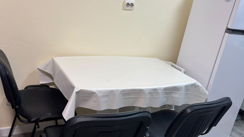 Apartament 2 camere, de inchiriat+ loc de parcare si terasa in curte - Poză 5