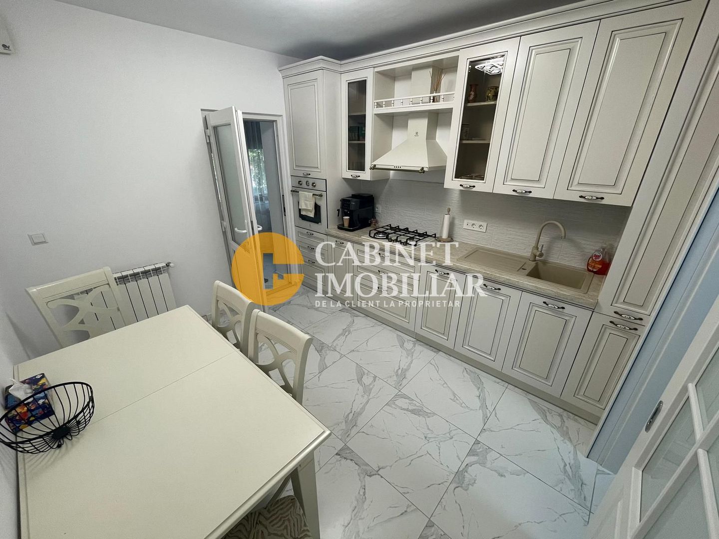 Central - Tg Cucu bloc tip Vila - 2 camere Decomandat RENOVAT 60mp - Poză 2