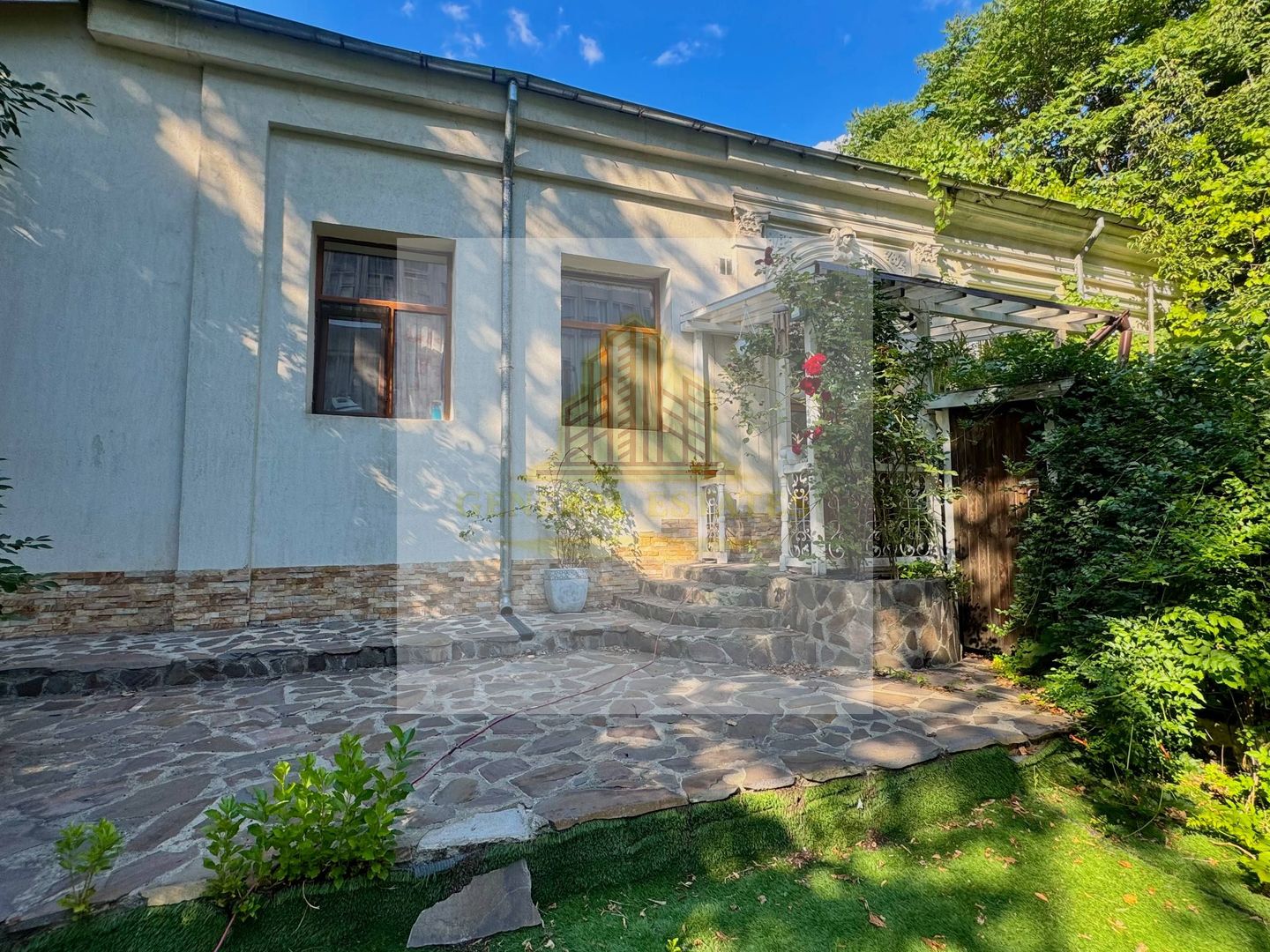 Spre Vânzare Proprietate remarcabilă cu 6 camere în inima Iașului ! - Poză 7