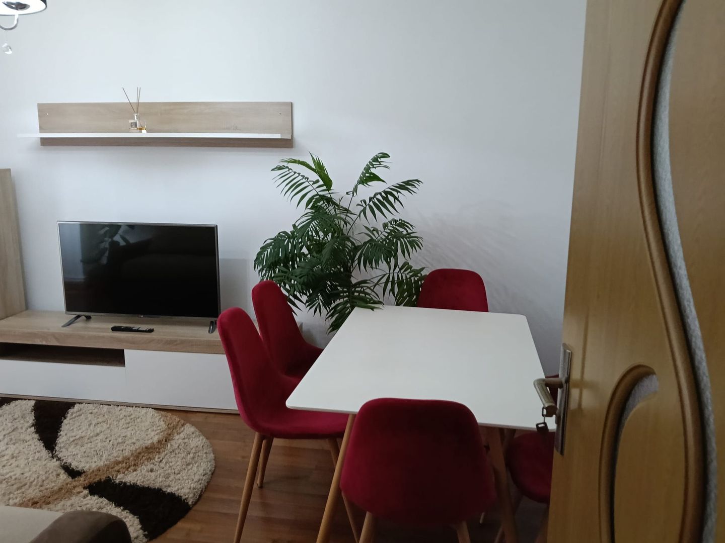 De inchiriat apartament spatios cu vedere la Dunare , etaj 5, 500 euro - Poză 1
