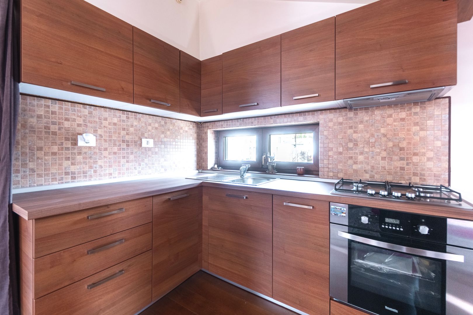 Arhitectura din Piatra si Lemn pe Malul Lacului Mogosoaia - Poză 16