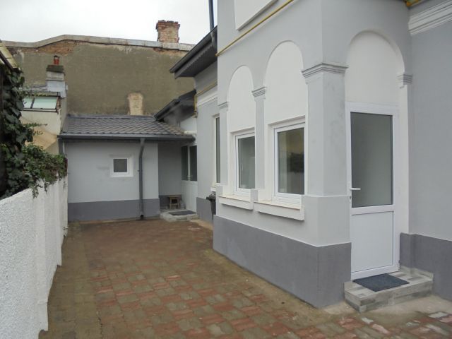 In centrul orasului! Vanzare casa renovata in Targoviste - Poză 1